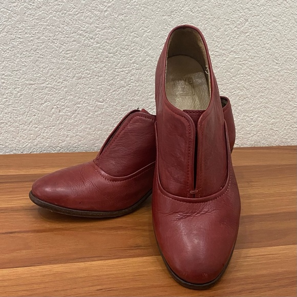 FRYE 71075 Stella Burgundy Wine Leather Slip On Ankle Bootie Block Heels Size 9B - Picture 2 of 16